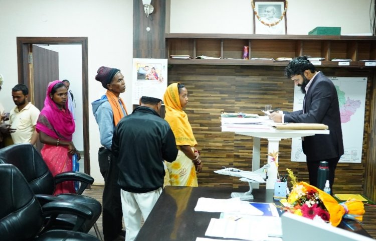 *आमजन की समस्या जनदर्शन में कलेक्टर श्री रोहित व्यास ने सुनी समस्याएँ,, आवेदनों के समयबद्ध ,पारदर्शी एवं गुणवत्तापूर्ण निराकरण के दिये निर्देश*