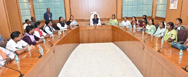 मुख्यमंत्री से जशपुर के सरपंचों ने की मुलाकात, मुख्यमंत्री  विष्णुदेवसाय साय ने कहा ग्रामीण विकास में सरपंचों की महत्वपूर्ण भूमिका है
