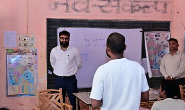 कलेक्टर व्यास ने नव संकल्प शिक्षण संस्थान में निरीक्षण के दौरान पीएससी, व्यापम और सहायक शिक्षक भर्ती की तैयारी कर रहे विद्यार्थियों से की बात साथ ही संस्था में कई कमियों को जल्द ठीक करने दिये निर्देश