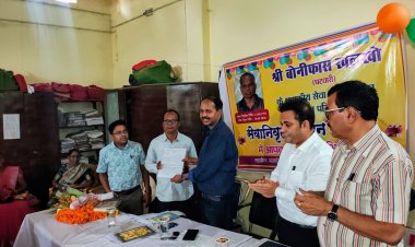 सेवानिवृत के दिन ही पटवारी बोनोफास खलखो को मिला पीपीओ,,34 वर्ष की सेवा का सम्मान शाल श्रीफल भेंट कर दी गयी विदाई