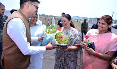 जिले की प्रभारी मंत्री एवं  वित्त मंत्री  श्री ओपी चौधरी का जशपुर आगडीह हवाई अड्डे में किया गया आत्मीय स्वागत