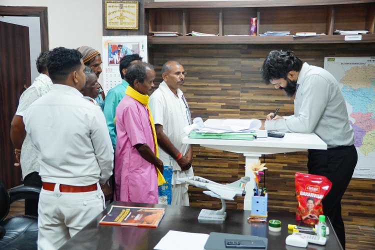 जनदर्शन में कलेक्टर श्री रोहित व्यास ने आमजनों की सुनी समस्या,, अधिकारियों को प्राप्त सभी आवेदनों का जल्द और पारदर्शी निराकरण के दिये निर्देश