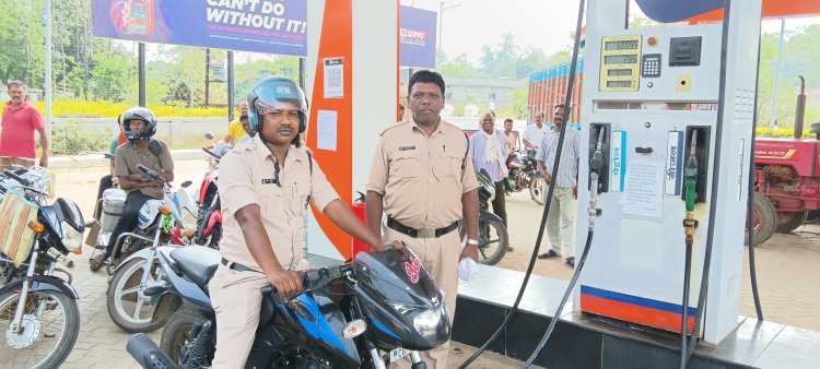 थाना प्रभारी कोमल नेताम का शख्त निर्देश नारायणपुर पेट्रोल पम्प में बिना हेलमेट पेट्रोल न दें