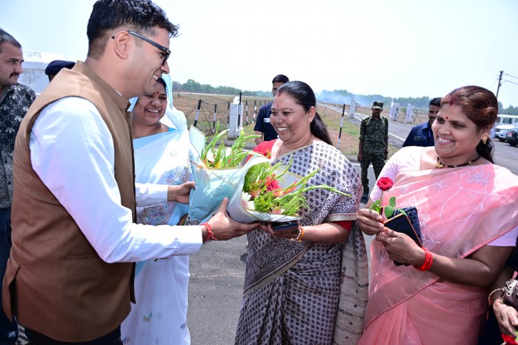जिले की प्रभारी मंत्री एवं  वित्त मंत्री  श्री ओपी चौधरी का जशपुर आगडीह हवाई अड्डे में किया गया आत्मीय स्वागत