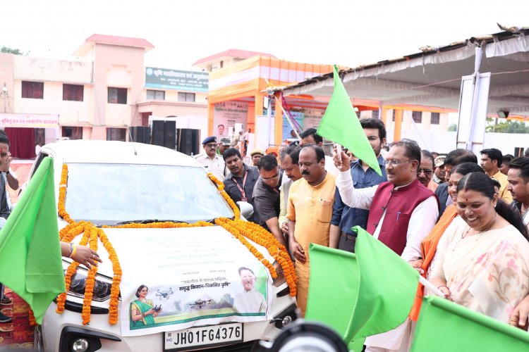 मुख्यमंत्री श्री विष्णु देव साय ने कुनकुरी से महिला कृषकों के दल को हरी झंडी दिखाकर रायपुर के लिए किया रवाना, आधुनिक कृषि तकनीक से जुड़ेंगी ग्रामीण महिलाएं।