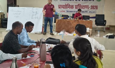 कलेक्टर रोहित व्यास की पहल रंग लाई, विज्ञान शिक्षकों को मिला प्रायोगिक शिक्षा का मंत्र,,, पुणे के वैज्ञानिक ने जशपुर के शिक्षकों को सिखाया 'करके सीखो' विज्ञान मॉडल