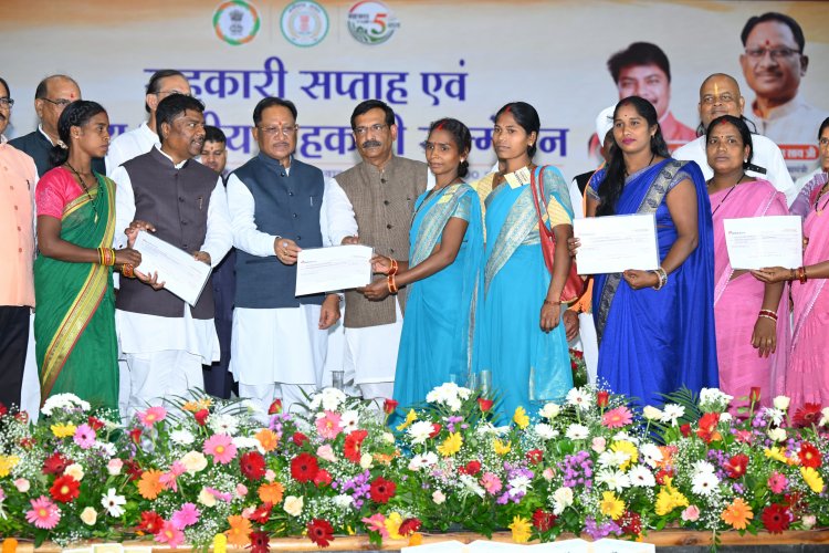 मुख्यमंत्री ने जशपुर की महिला स्व-सहायता समूह को किया सम्मानित, 36 लाख के उत्पादों की बिक्री बनी मिसाल